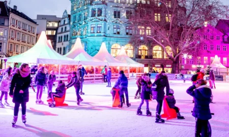 Schlittschuh-Erlebnisse: Eiszauber Braunschweig, Leute fahren auf einer Schlittschuhbahn