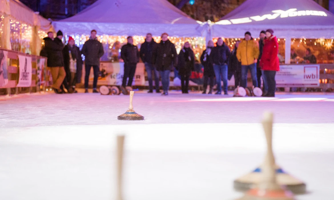 Schlittschuh-Erlebnisse: Eiszauber Braunschweig, Eisstockschießen