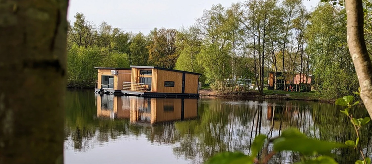 Hausboot auf dem Campingplatz Papenburg