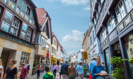 Die Altstadt in Osnabrück mit Häusern und Menschen in der Fußgängerzone