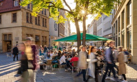 Menschen im Café in der Bielefelder Altstadt