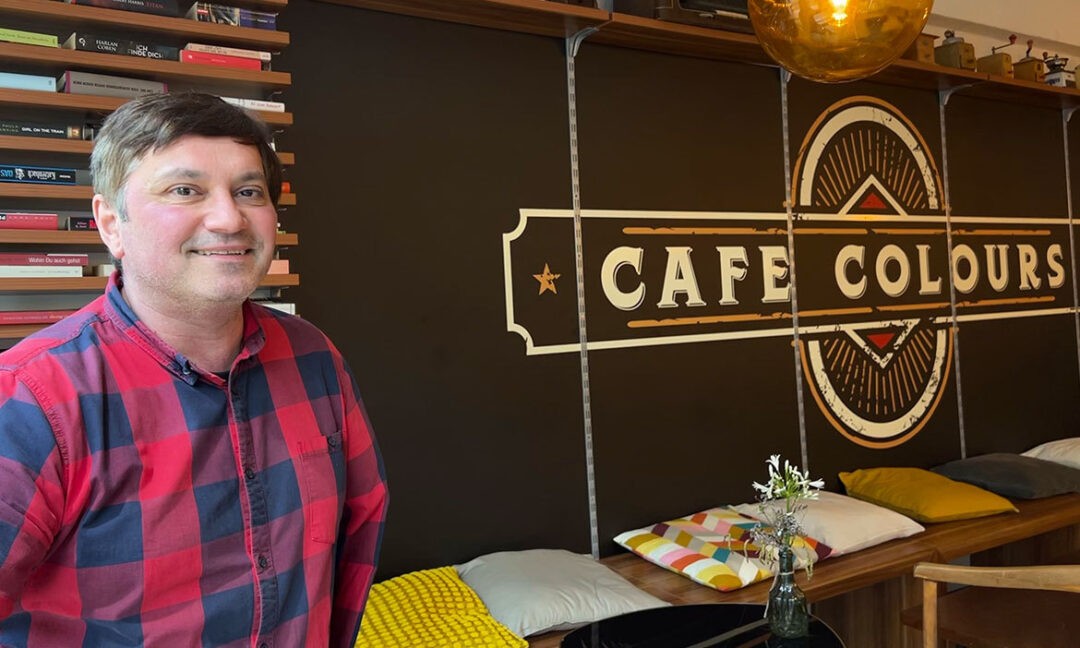 Inhaber Ahmet Dilki ist stolz auf sein Café Colours.