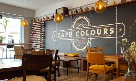 Das Café Colours in Emden von innen.