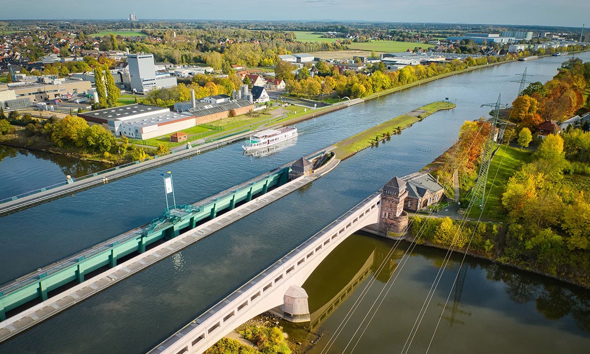 Das Wasserstraßenkreuz Minden von oben mit einem Schiff