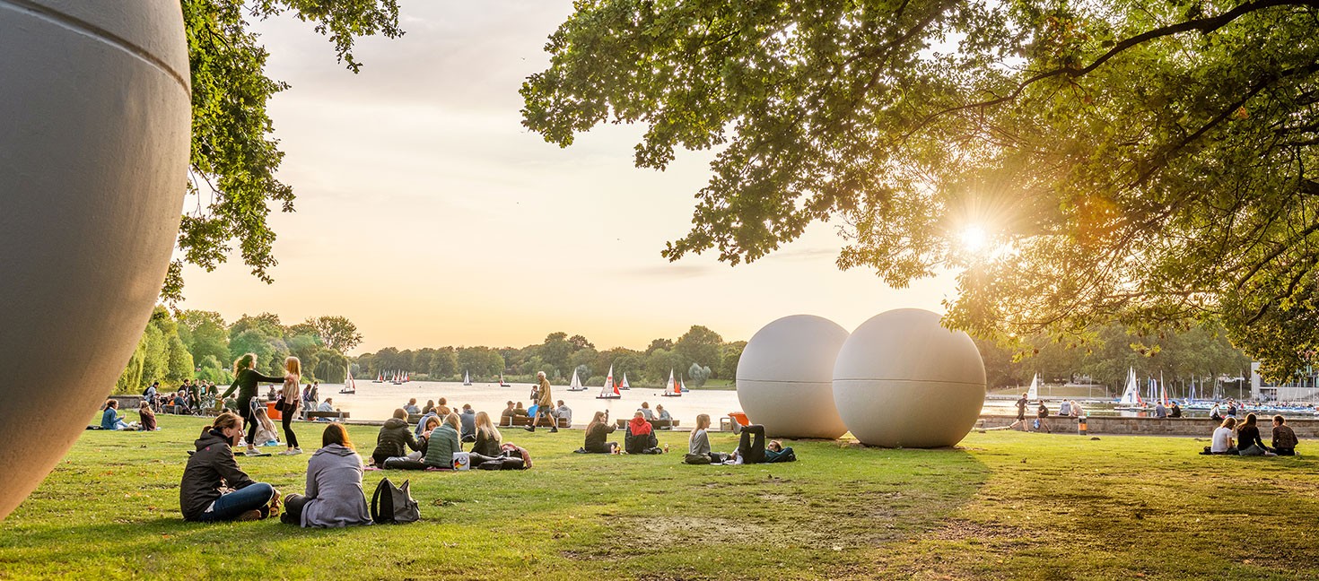 Blick vom Aaseepark auf den Aasee und die Giant Pool Balls