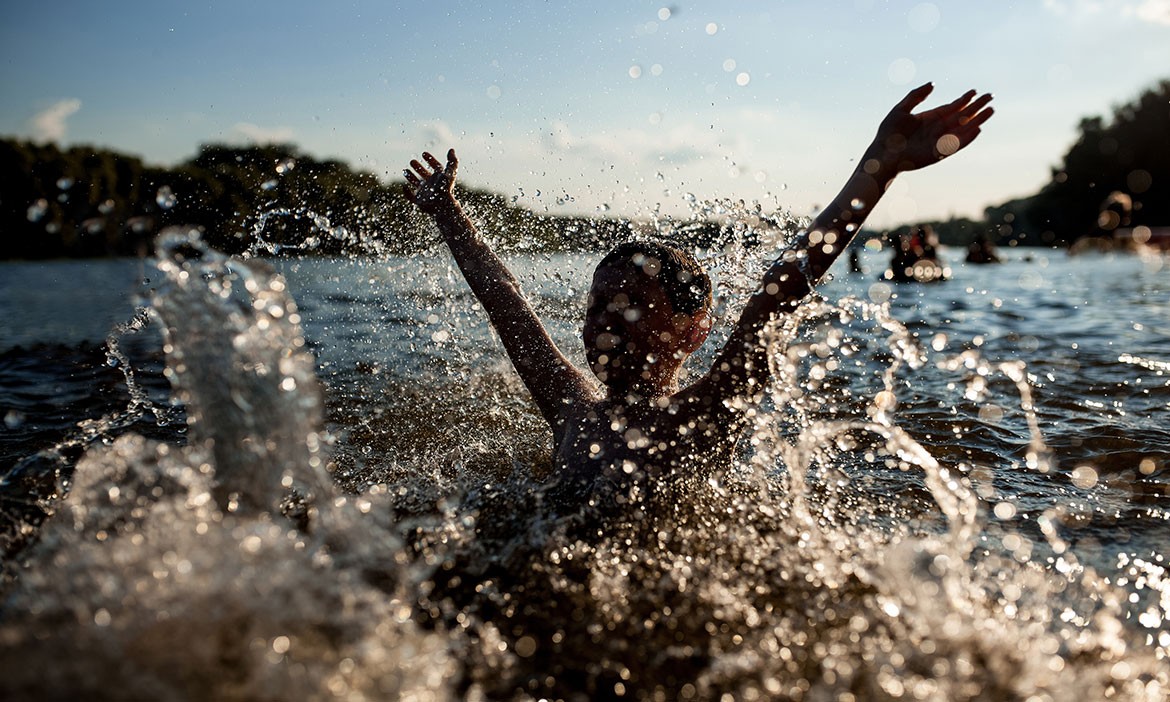 Kleines Kind spielt im Wasser