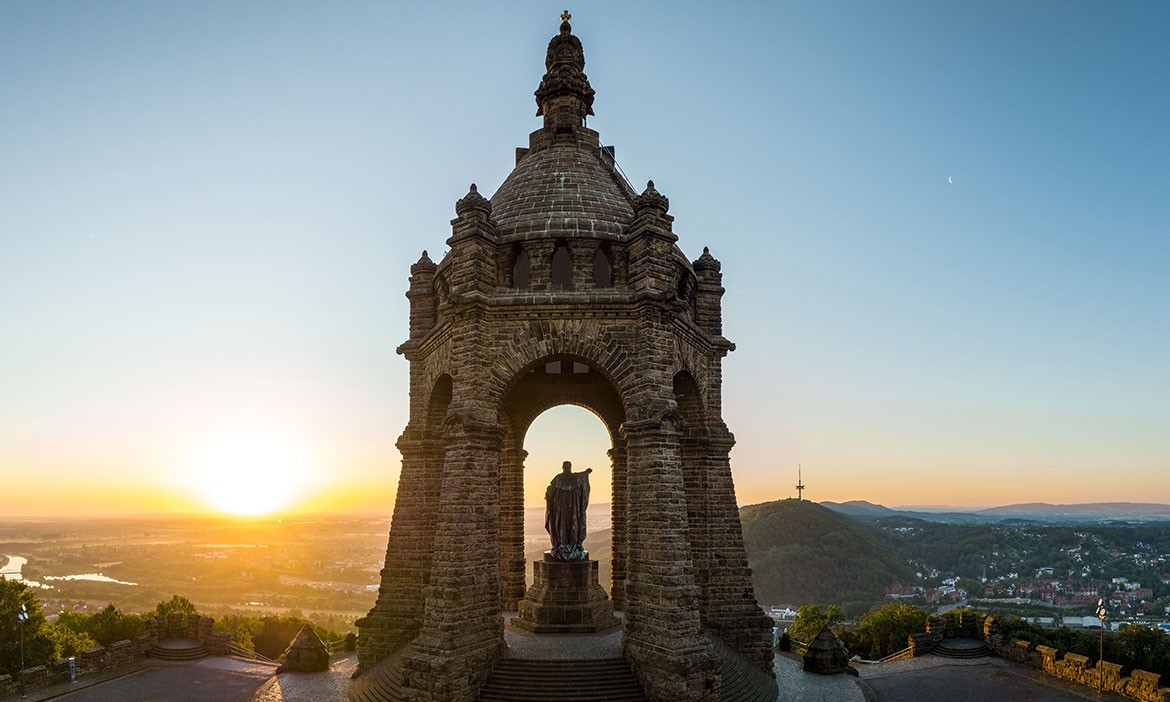 Kaiser-Wilhelm-Denkmal in Porta Westfalica vor Abendhimmel