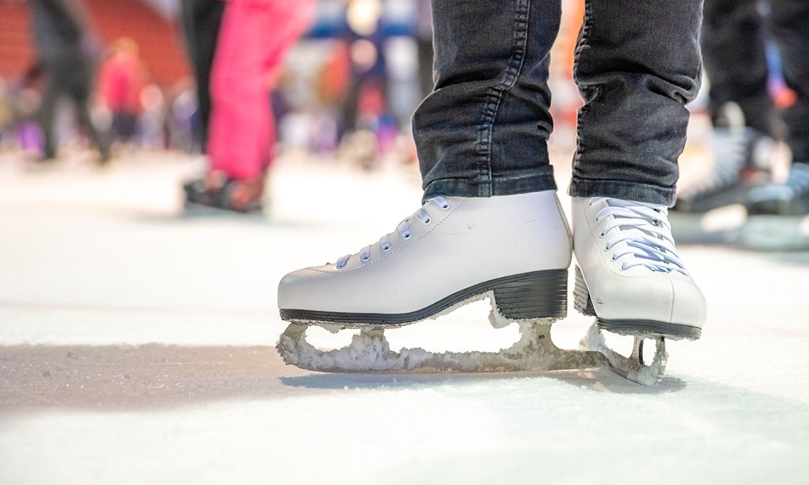 Eiszauber: Detail Eislaufen beim Schlittschuhlaufen auf der Eisbahn