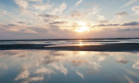 Wohlfühlen auf Borkum: Das Meer im Abendlicht