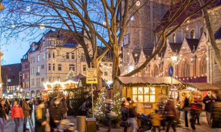 Shopping & Weihnachtsmarkt in Braunschweig: Menschen beim Weihnachtsbummel in der Altstadt