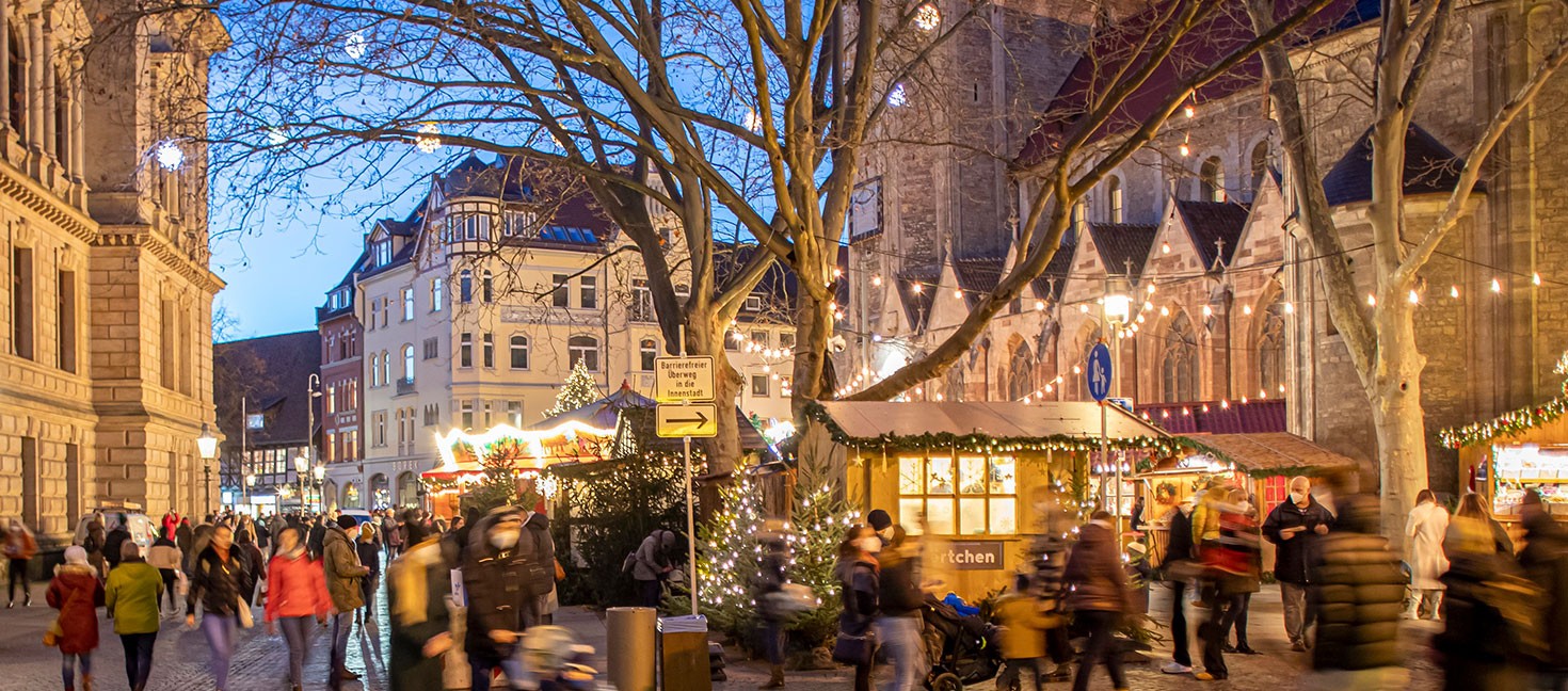 Shopping & Weihnachtsmarkt in Braunschweig: Menschen beim Weihnachtsbummel in der Altstadt