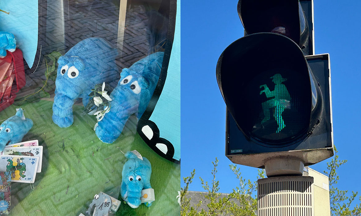 Zweigeteiltes Bild: Links ein Schaufenster mit mehreren blauen Plüsch-Ottifanten in unterschiedlichen Größen. Sie stehen und liegen auf grünem Stoff, dazwischen liegen Spielkarten und kleine Souvenirs. Rechts eine grüne Fußgängerampel in Emden mit der stilisierten Figur von Otto Waalkes – mit Mütze, erhobenen Armen und komischer Gangart. Im Hintergrund blauer Himmel und grüne Baumwipfel.