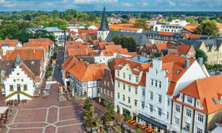 Shoppen in Lingen: Marktplatz mit Rathaus