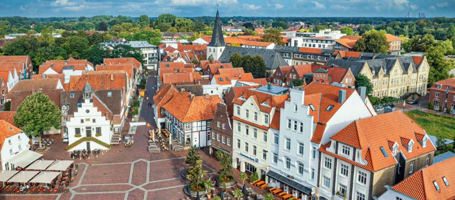 Shoppen in Lingen: Marktplatz mit Rathaus