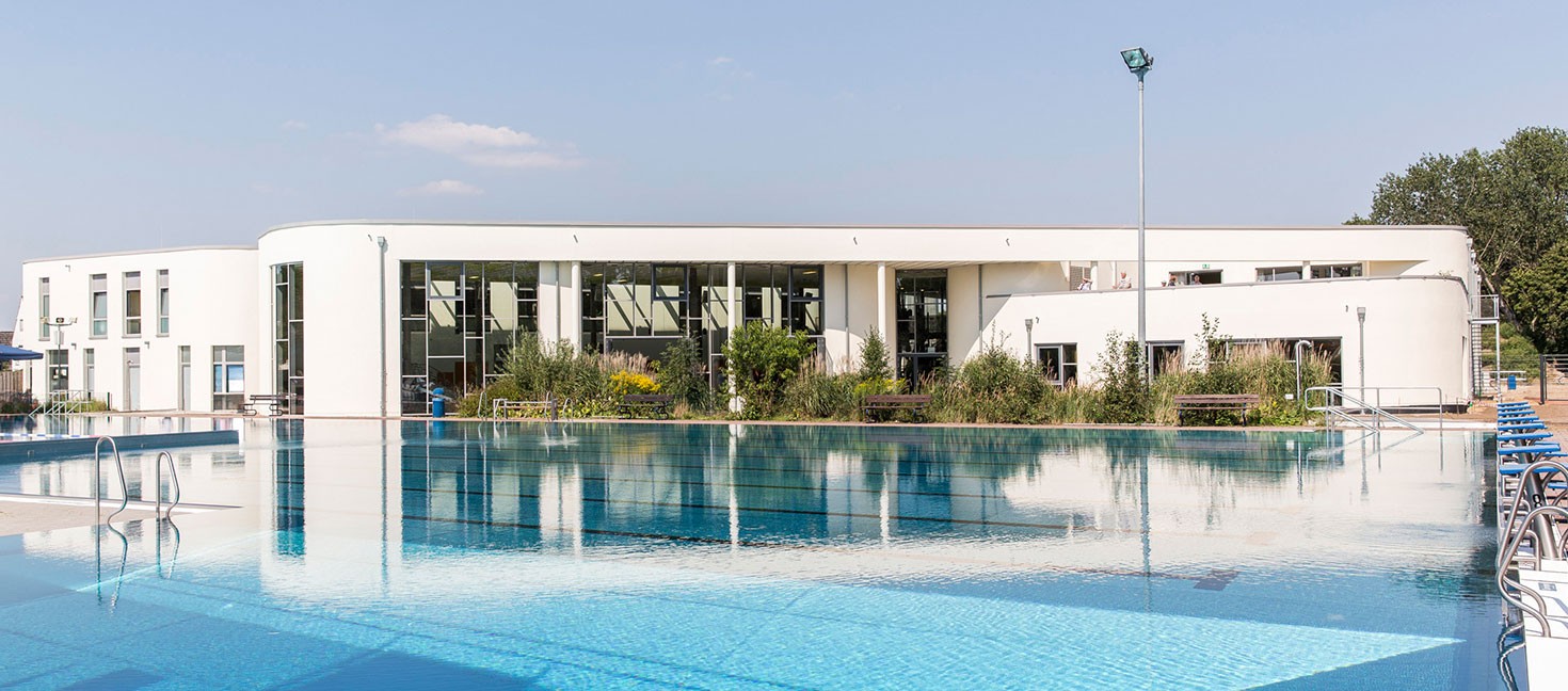 P3 Peine: Außenansicht mit Freibad