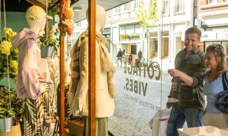 Schlendern & Shoppen in der Hansestadt Herford: Paar beim Shoppen in der Herforder Innenstadt