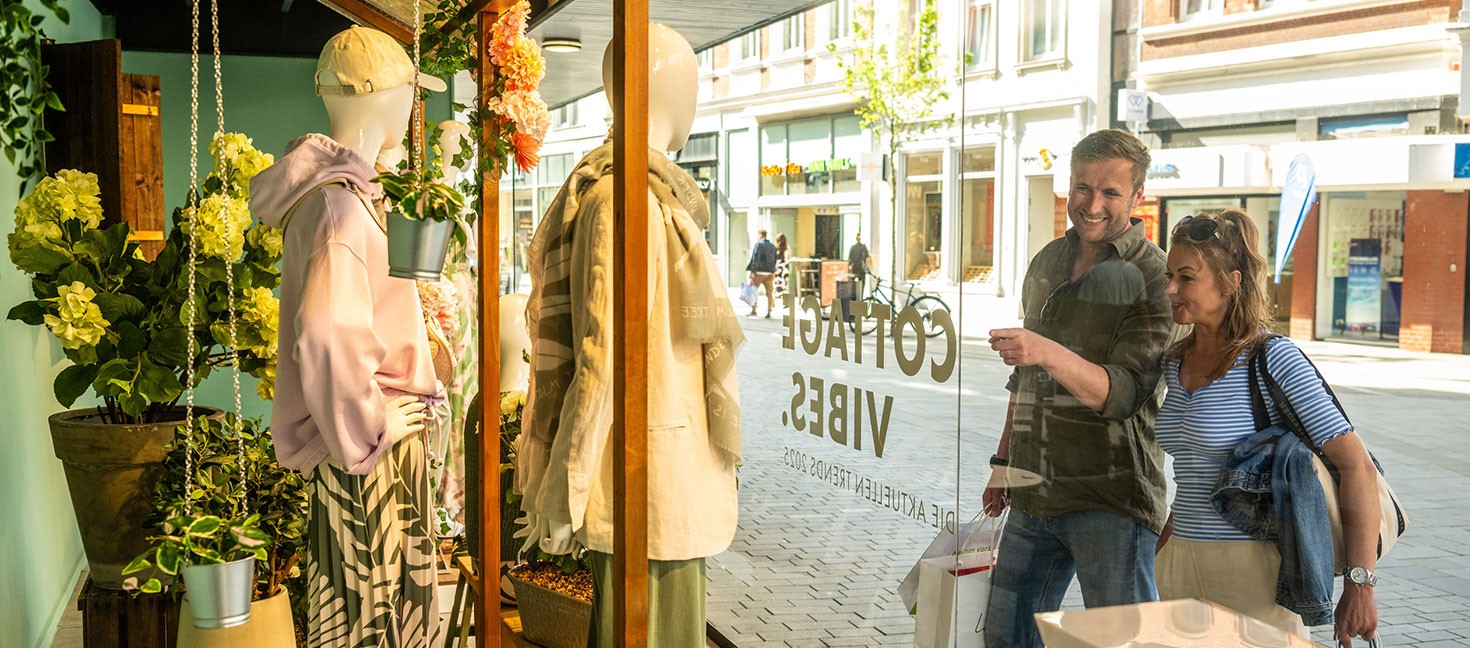 Schlendern & Shoppen in der Hansestadt Herford: Paar beim Shoppen in der Herforder Innenstadt