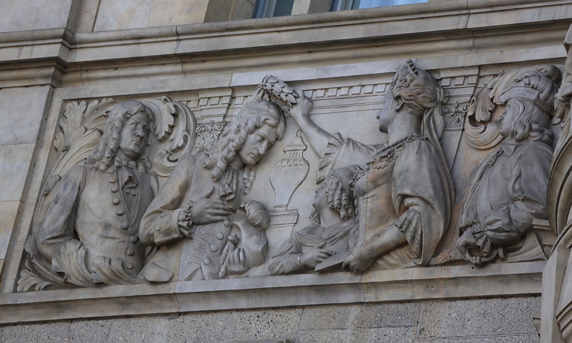 Leibniz-Rundgang in Hannover: das Leibniz-Fries am Leibniz-Rundgang in Hannover: das Leibniz-Fries am Leibniz-Rundgang in Hannover: das Leibniz-Fries am Neuen Rathaus