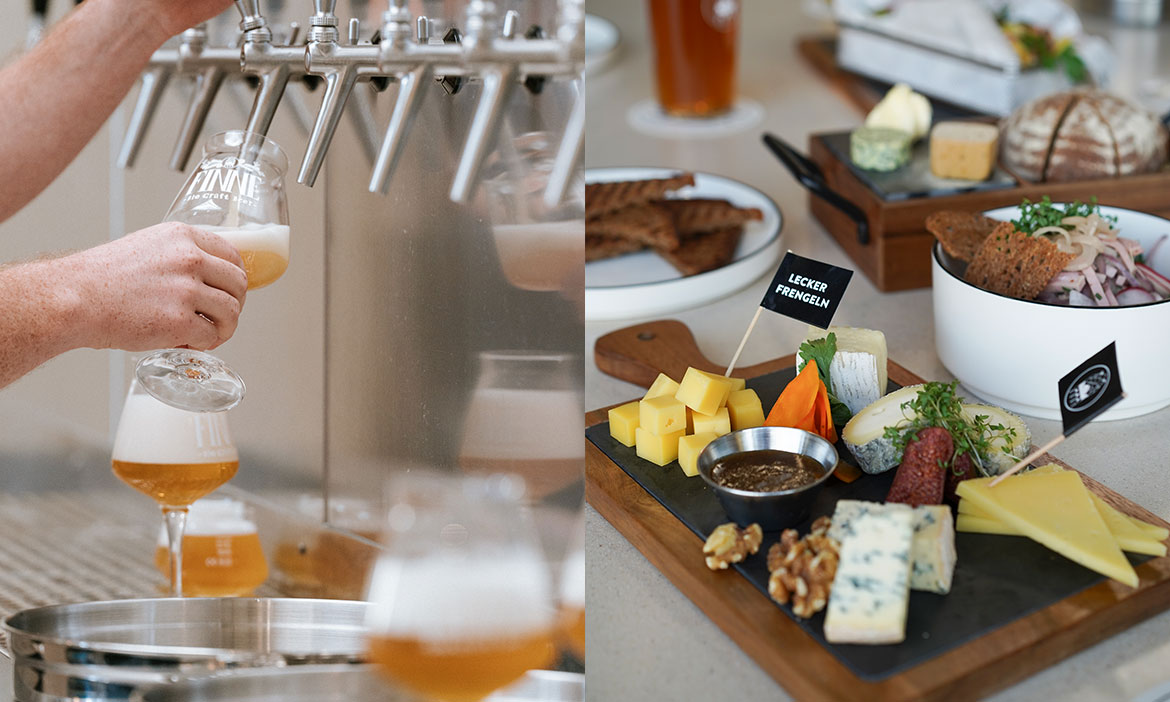 Zweigeteiltes Bild. Links: Alt: Hand hält ein Glas unter einer Zapfanlage, während helles Bier eingeschenkt wird. Im Vordergrund und Hintergrund stehen weitere gefüllte Biergläser. Rechts: Ein Holzbrett mit verschiedenen Käsesorten, Nüssen, Dip und Wurst auf einem Tisch. Der Käse ist mit kleinen Spießen und einem Fähnchen mit der Aufschrift „Lecker Frengeln“ bestückt. Im Hintergrund weitere Speisen und ein Glas Bier.