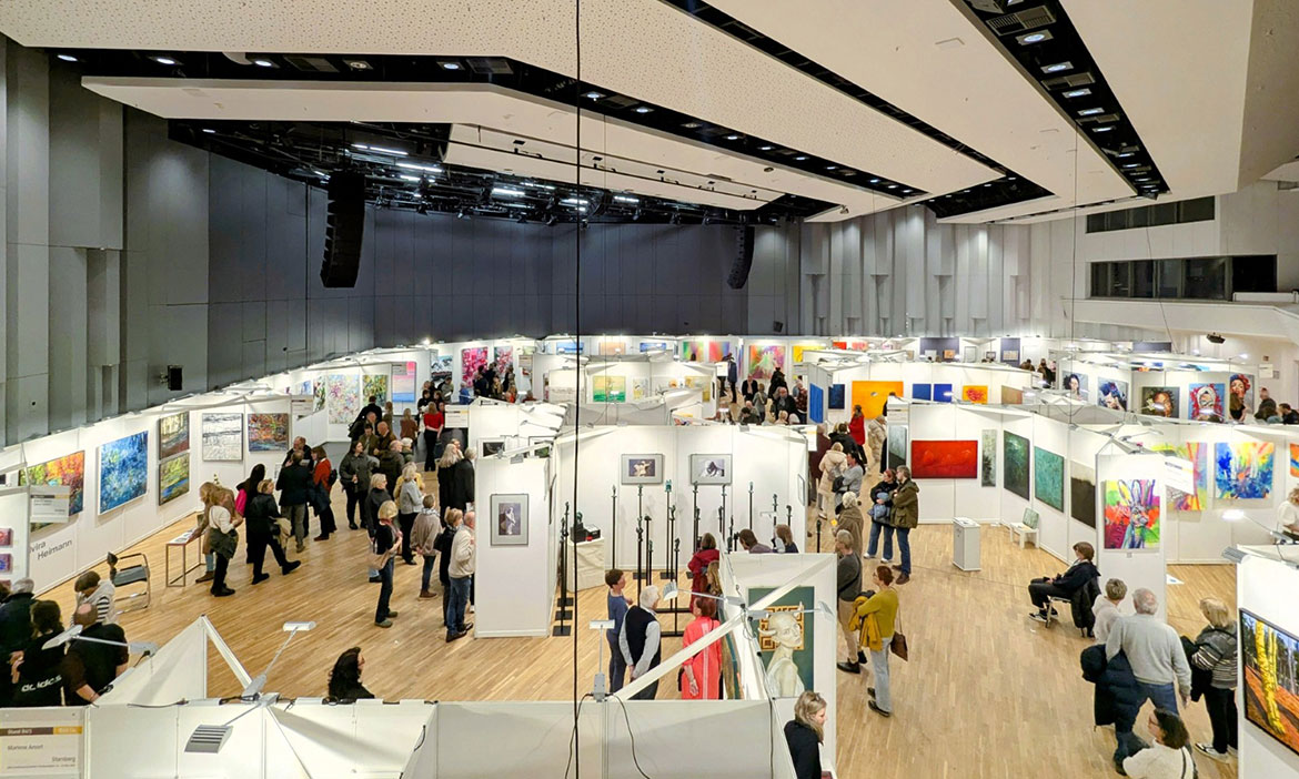 ARTe Kunstmesse Osnabrück: Besuchende und Kunstwerke in der Messehalle
