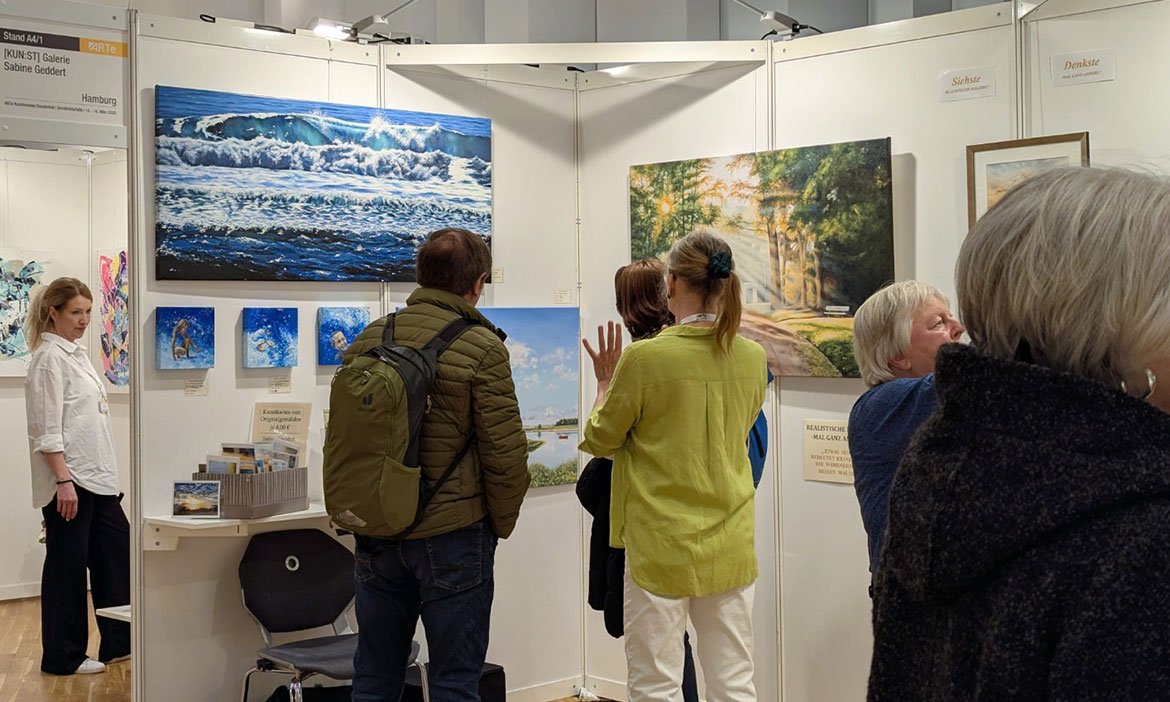 ARTe Kunstmesse Osnabrück: Besuchende und Kunstwerke in der Messehalle