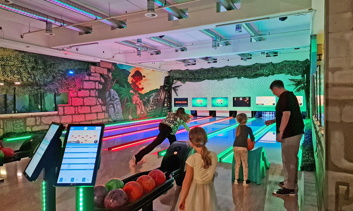 Klettern in Peine: Menschen beim Bowling