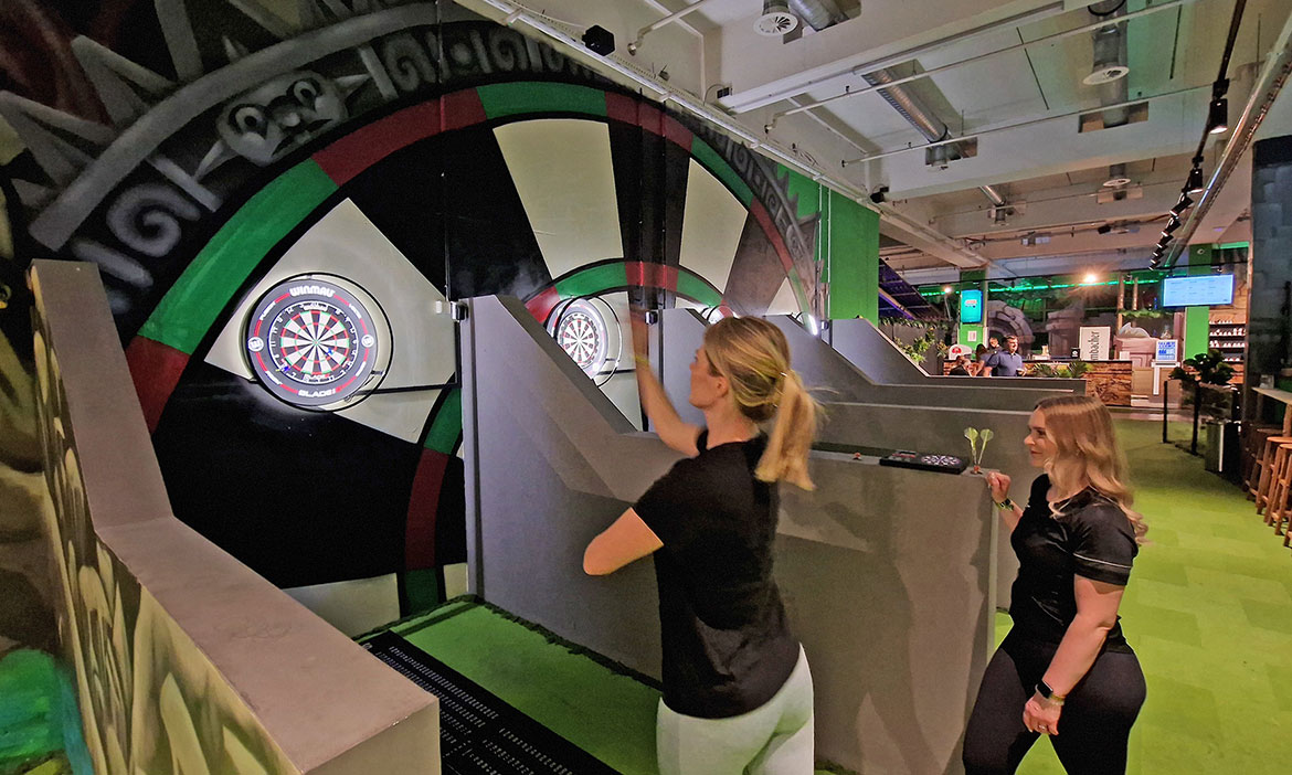 Klettern in Peine: Besucherinnen beim Darts