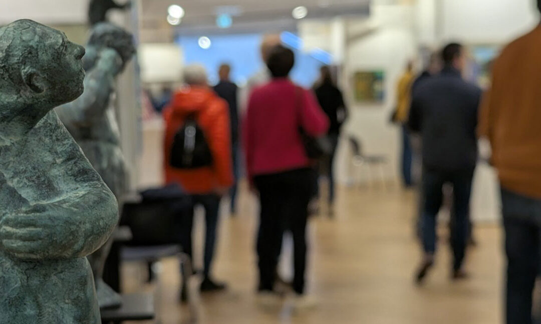 ARTe Kunstmesse Osnabrück: Skulptur und Besuchende in der Messehalle