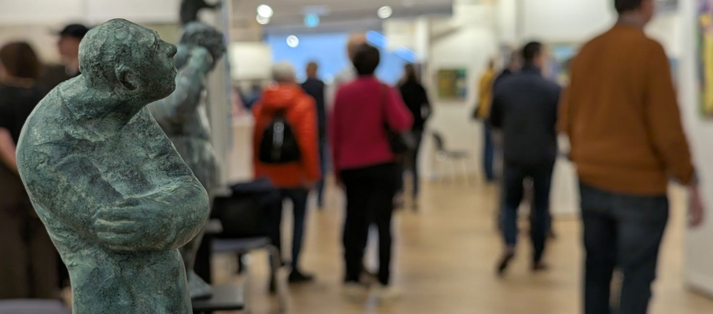 ARTe Kunstmesse Osnabrück: Skulptur und Besuchende in der Messehalle