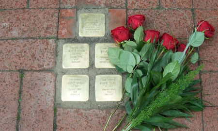 Stolpersteine in Lehrte: Fünf Stolpersteine mit Rosen