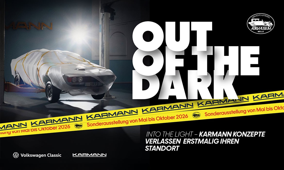 Plakat zur Sonderausstellung „Out of the Dark“ im Automuseum Melle. Links steht ein teilweise verhülltes Fahrzeug im Scheinwerferlicht, rechts sind große weiße Schriftzüge, Karmann-Bänder sowie Logos von Volkswagen Classic, Karmann und Automuseum Melle zu sehen.