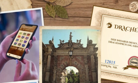 Collage auf einer Holzoberfläche mit mehreren übereinanderliegenden Motiven im Vintage-Stil. Links ist ein Smartphone in einer Hand zu sehen, auf dem eine Spielansicht mit bunten Wappen dargestellt wird. In der Mitte zeigt ein Foto ein barockes Tor mit Figurenschmuck. Rechts liegt ein Zertifikat mit der Überschrift „Drachen-Diplom“. Um die Bilder herum liegen dekorative Gegenstände wie ein alter Schlüssel, gepresste Blätter und Siegelstempel.