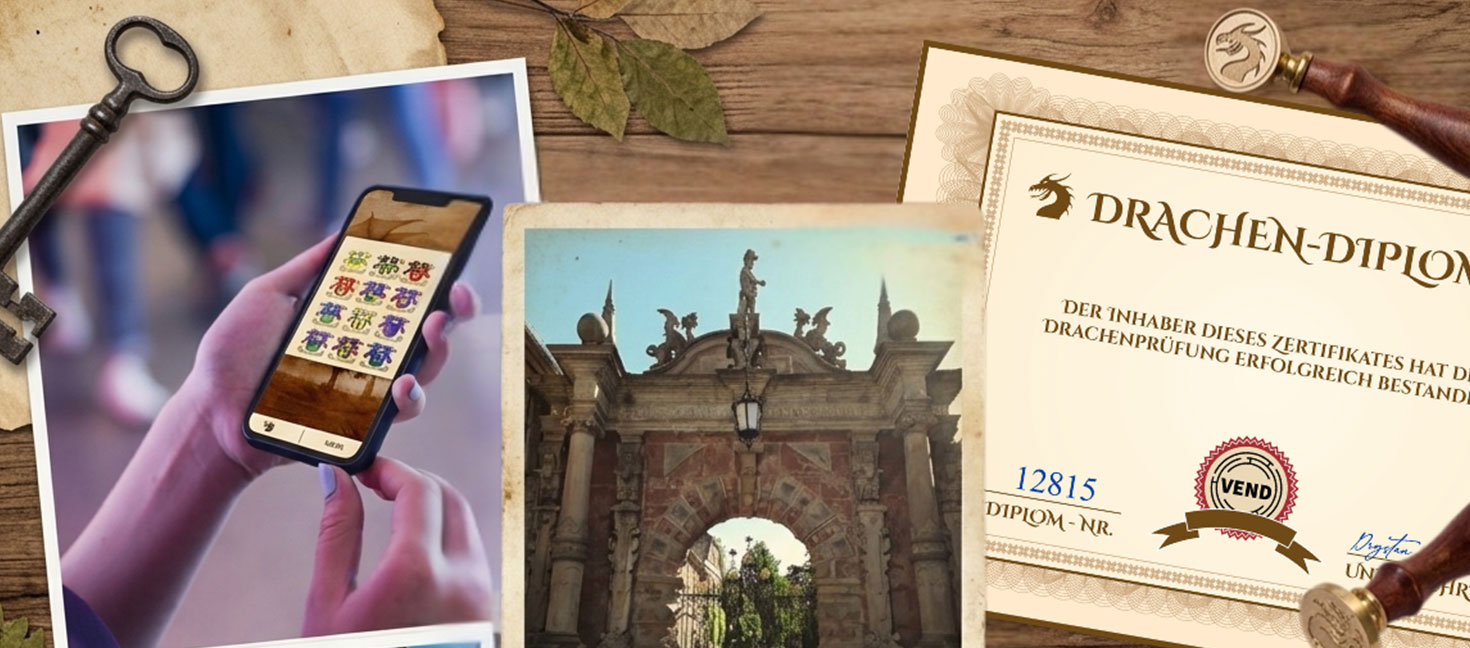 Collage auf einer Holzoberfläche mit mehreren übereinanderliegenden Motiven im Vintage-Stil. Links ist ein Smartphone in einer Hand zu sehen, auf dem eine Spielansicht mit bunten Wappen dargestellt wird. In der Mitte zeigt ein Foto ein barockes Tor mit Figurenschmuck. Rechts liegt ein Zertifikat mit der Überschrift „Drachen-Diplom“. Um die Bilder herum liegen dekorative Gegenstände wie ein alter Schlüssel, gepresste Blätter und Siegelstempel.
