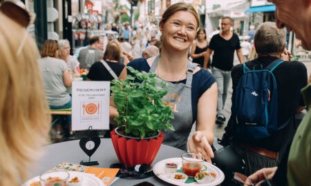 Kulinarische Schnitzeljagd Braunschweig: Frau im Café