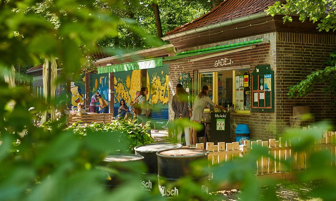 Eilenriede Hannover: Kiosk mit Besuchern