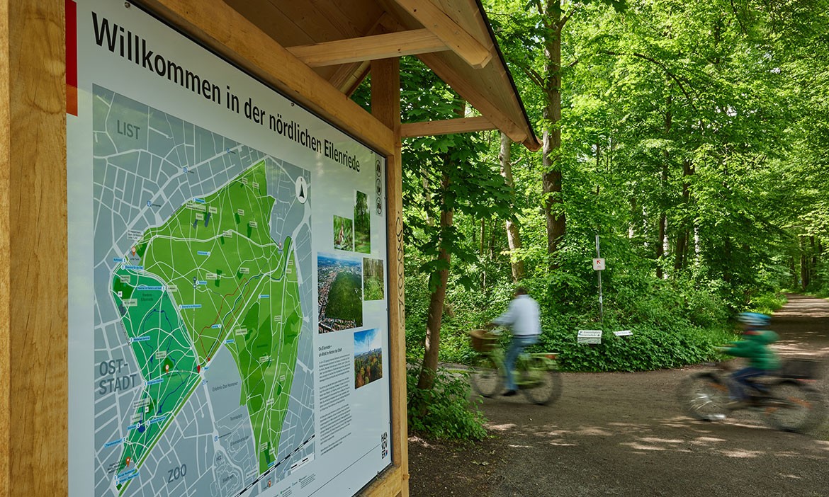 Eilenriede Hannover: Hinweistafel im Wald