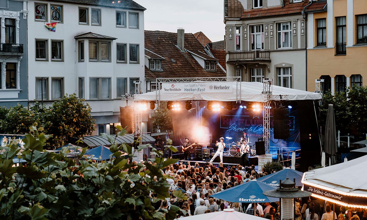 Hoeker-Fest Herford: Menschen feiern eine Band auf der Bühne