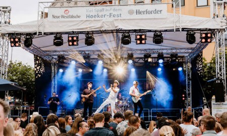Hoeker-Fest Herford: Menschen feiern eine Band auf der Bühne