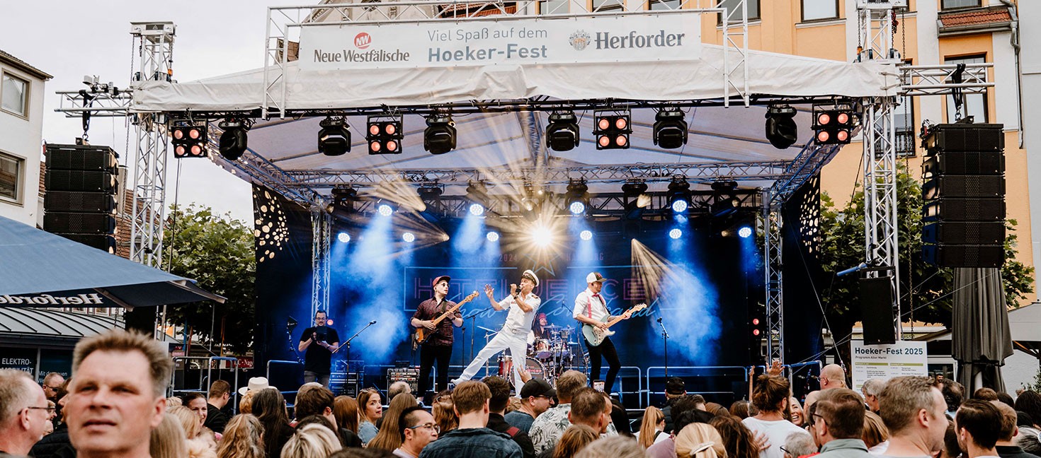Hoeker-Fest Herford: Menschen feiern eine Band auf der Bühne