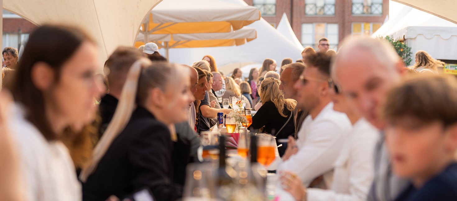 Emden à la Carte & Museumsnacht: Menschen essen und trinken