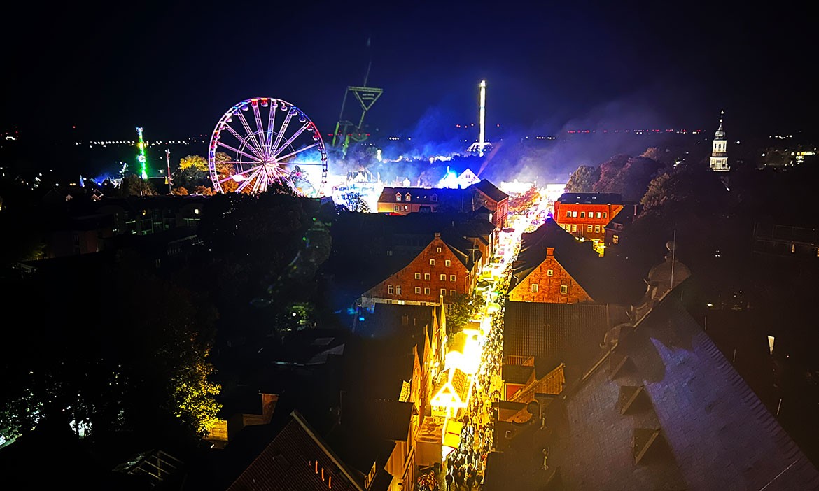 Nächtlicher Blick über den beleuchteten Gallimarkt in der Innenstadt von Leer mit Riesenrad und Fahrgeschäften.